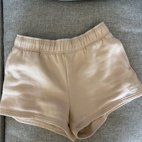 ALO Yoga Pants - Alo Accolade Short - Macadamia